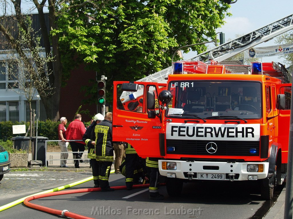 Kellerbrand mit Menschenrettung Koeln Brueck Hovenstr Olpenerstr P040.JPG